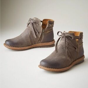 Born | Tarkikn Chukka Boots, grey, size 8.5/40, new with box